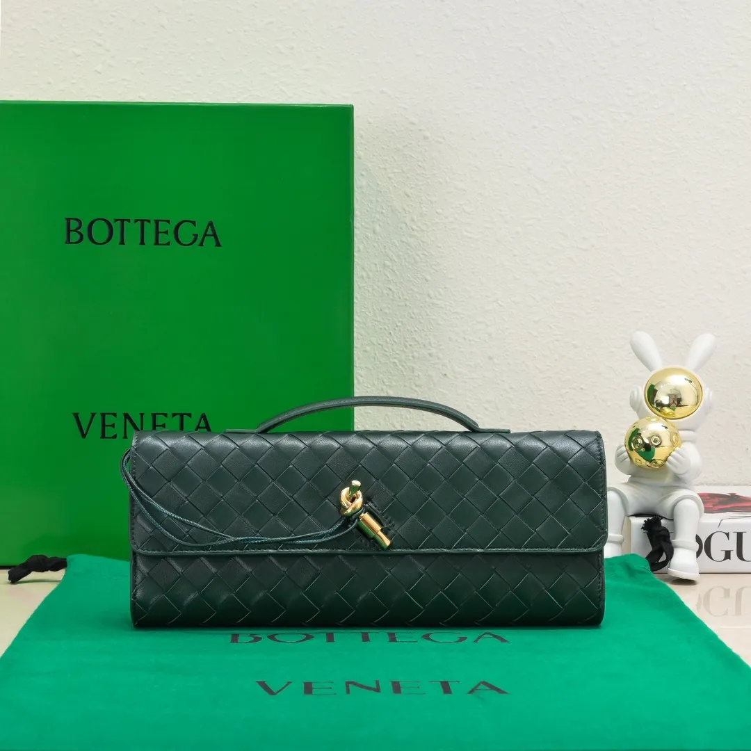 The batch of 1360 BV Andiamo evening handbags has been heavily planted again~ The designer aesthetics in the era of economic downturn are back. I fall in love with it at first sight and can't put it down. It's so beautiful and full of aura. The shape and texture are very competitive. It's light in weight and has sufficient capacity. It's a must-have for fashionistas. It's suitable for many occasions, minimalist, high-end and light luxury. Model No.: 741511 Size: 31*13*3cm